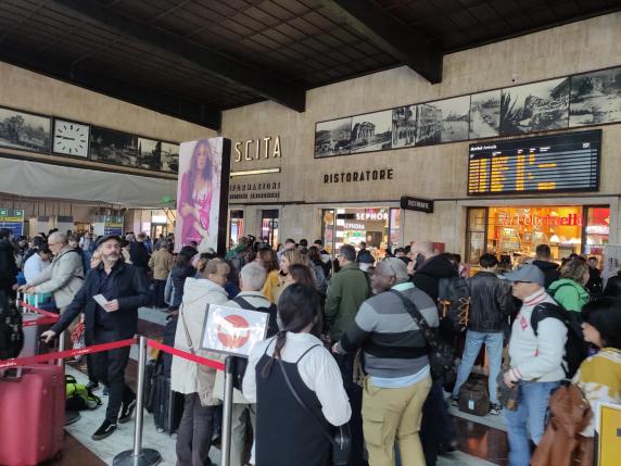 Incidente Firenze Castello: caos in stazione Santa Maria Novella dopo il deragliamento di un treno merci
