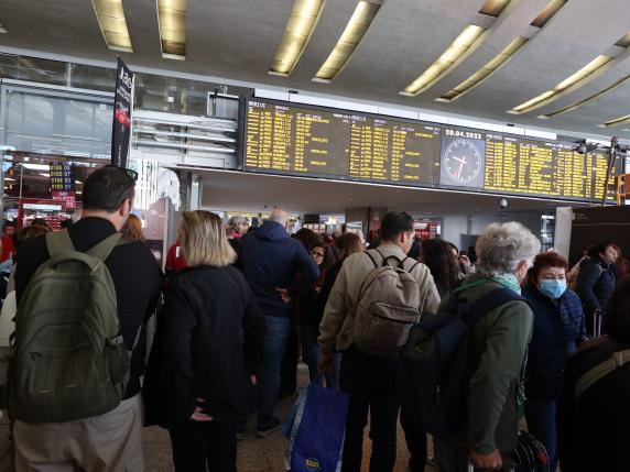 Caos a Roma Termini per un treno merci deragliato oggi a Firenze, cancellazioni e folla all'alba