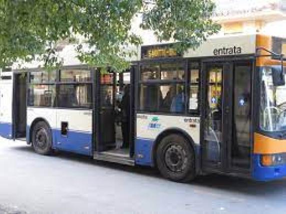 Catania, sotto l'effetto del crack aggredisce l'autista di un bus: bloccato col Taser
