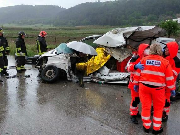 Incidente Stradale A Fasano, Furgone Contro Camion: Morto 24enne. Dieci ...