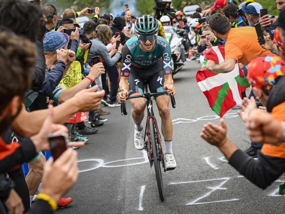 Giro d'Italia, scatta la carovana in rosa. Sogni, fatica e cime mitiche: le strade del Veneto saranno ancora decisive