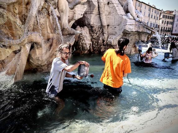 Ultima generazione, nella fontana dei Quattro Fiumi in piazza Navona gettato carbone vegetale: «Futuro nero come l'acqua»
