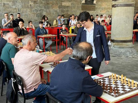 Marina Brunello gioca a scacchi da sola contro 30. «Sono da  insegnare a scuola»
