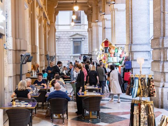 Firenze, un giorno di maggio nel centro della città: lo slalom tra tavolini all'aperto, troppi turisti e bottegai (sgarbati)
