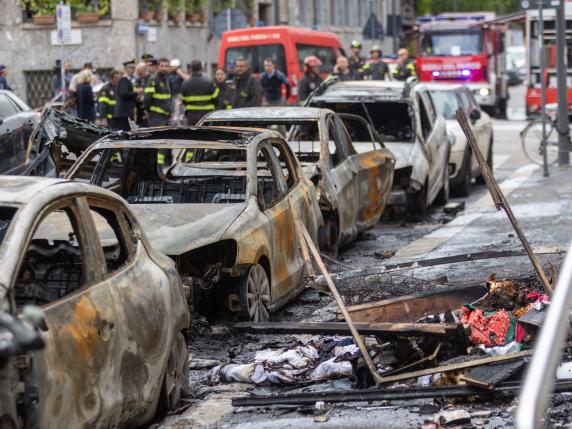 Incendio in via Pier Lombardo, ancora un focolaio attivo: l'allarme dei residenti