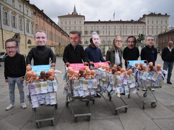 Torino, Pro Vita Contro I Sindaci Arcobaleno. Carrelli Della Spesa In ...