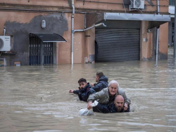 Emilia Romagna, nella notte nuove esondazioni. «Aiuto, l'acqua sta salendo all'ultimo piano». Due morti e diversi dispersi