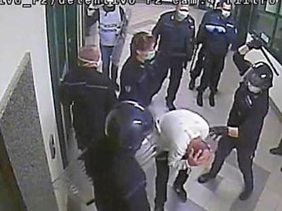 Violenze al carcere di Santa Maria: in aula i video dei detenuti fatti inginocchiare e picchiati