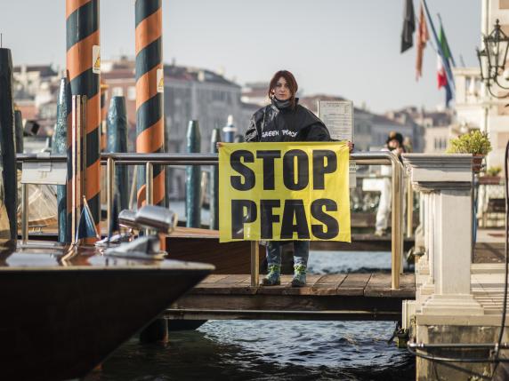 Attivisti di Greenpeace a Venezia per chiedere alle autorità locali di intervenire contro la presenza nell'ambiente dei Pfas