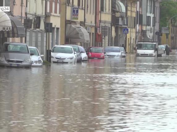 Alluvione in Emilia-Romagna, le notizie in diretta sul maltempo | Nove morti, 24 Comuni allagati