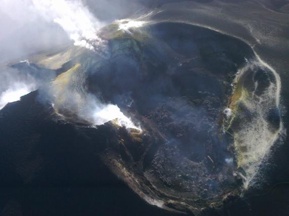 Etna, attività esplosiva dal cratere Bocca Nuova. L'Ingv: sciame sismico sul vulcano