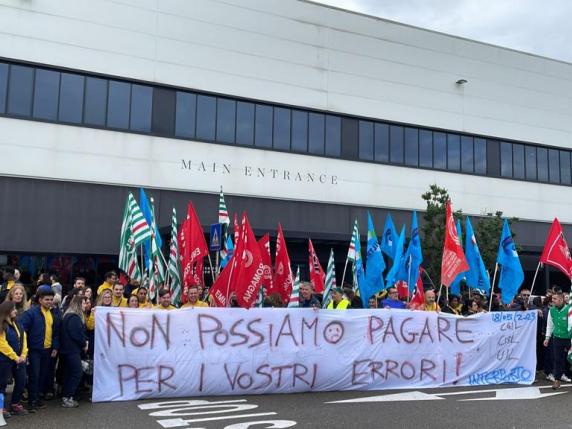 Bologna, in 200 senza stipendio: sciopero all’Interporto nei magazzini di Yoox