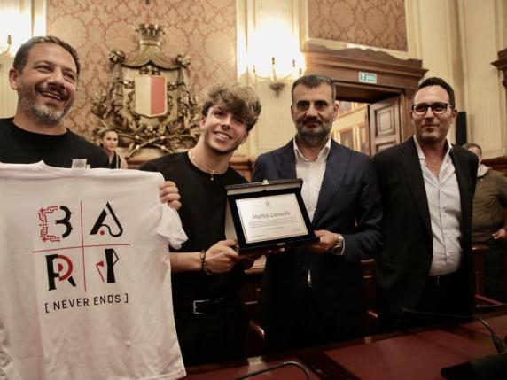 Mattia Zenzola, il vincitore di «Amici» premiato al Comune «Bari è