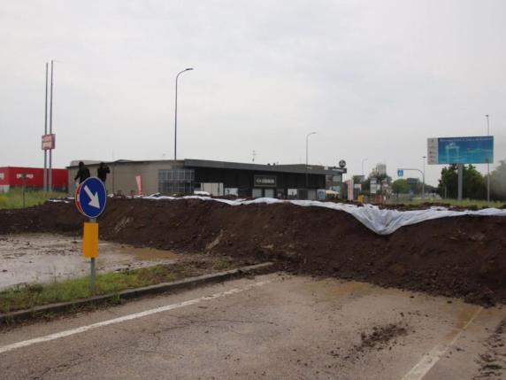 La barriera di terra costruita per contenere lacqua a Fornace Zarattini, nella periferia ovest di Ravenna, 20 maggio 2023. ANSA/ GIANLUIGI BASILIETTI
