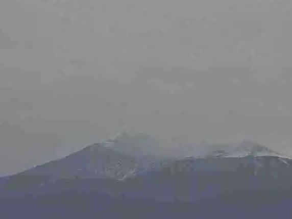 Etna, nuova eruzione: ma le nuvole nascondono il cratere. Boati e cenere lavica su Catania, Adrano e Biancavilla