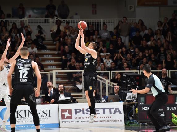 Basket, Dolomiti Energia-Derthona 81-82: Trento perde ed è fuori dal playoff