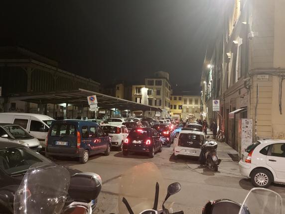 Firenze e la ztl estiva in centro: varchi chiusi alle 23, metà dei parcheggi a pagamento vuoti (ma scatta la sosta selvaggia)