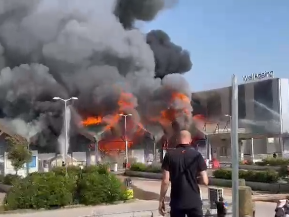 Incendio al centro commerciale «Le Vele» di Desenzano: le fiamme al negozio Obi 
