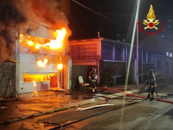 Incendio in un magazzino, evacuate 40 persone