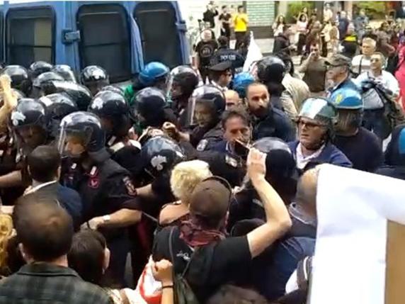 Palermo, disordini al corteo degli antagonisti che tentavano di arrivare davanti all'Albero Falcone: 3 poliziotti feriti