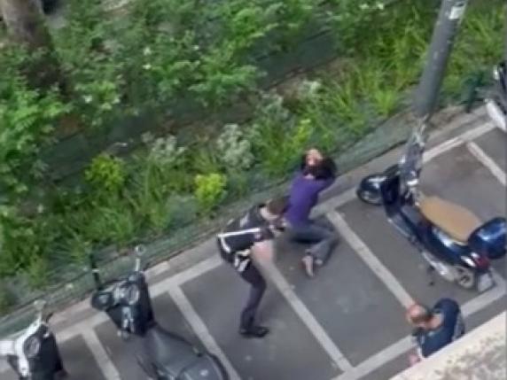 Milano, donna a terra immobilizzata da 4 agenti: botte con i manganelli e spray al peperoncino per ammanettarla