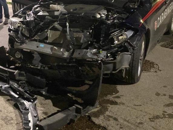 Sorpresi a rubare un'auto speronano la «gazzella» dei carabinieri durante la fuga, feriti i due militari
