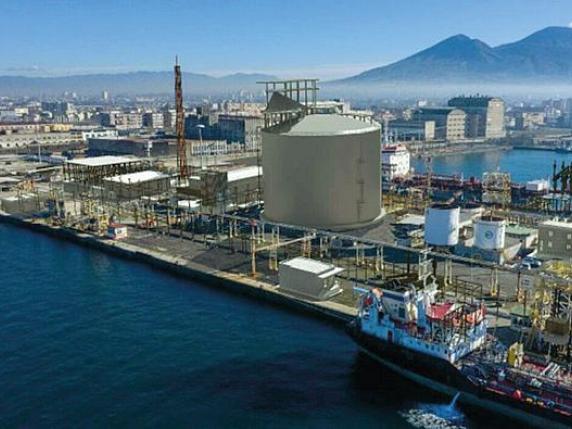 Due ministeri contro: «No al deposito di Gnl nel porto di Napoli»