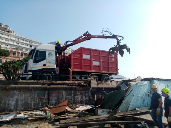 Mergellina, demolite baracche abusive sulla spiaggia di Largo Sermoneta