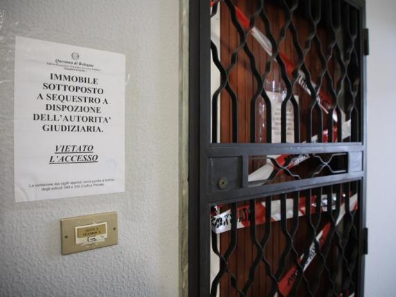 Bologna, urla nella notte e sangue in ascensore: uomo ucciso a coltellate in via del Borgo di San Pietro