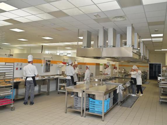 Bergamo, mense a scuola: 5.500 pasti al giorno. Il 20% dei menu serviti è «speciale»