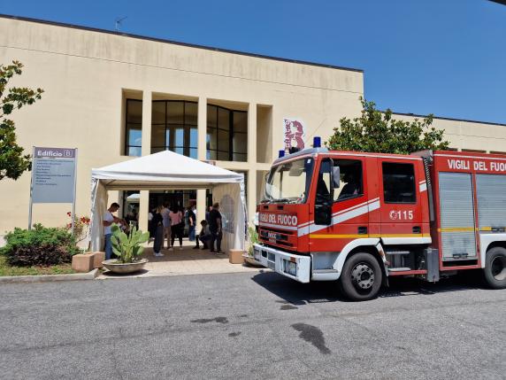 Incendio all'ospedale Sandro Pertini, evacuati i reparti di Ostetricia e Ginecologia: nessun ferito. A fuoco pannelli di plastica
