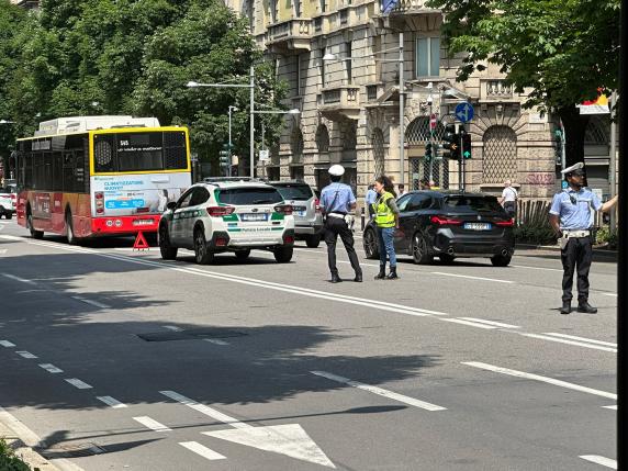 Bergamo, l'autobus dell'Atb resta in panne lungo viale Papa Giovanni: arriva il carro attrezzi a trainarlo
