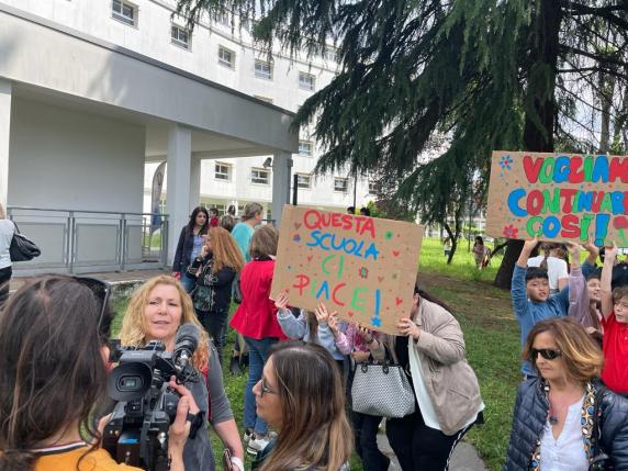 Milano, la protesta delle scuole sotto al provveditorato: «Più insegnanti per il tempo pieno»