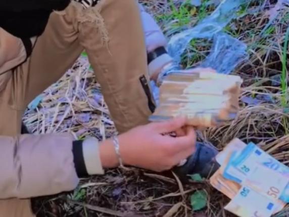 Gli spacciatori nei boschi della droga a Varese: la conta dei soldi e il vanto sui social