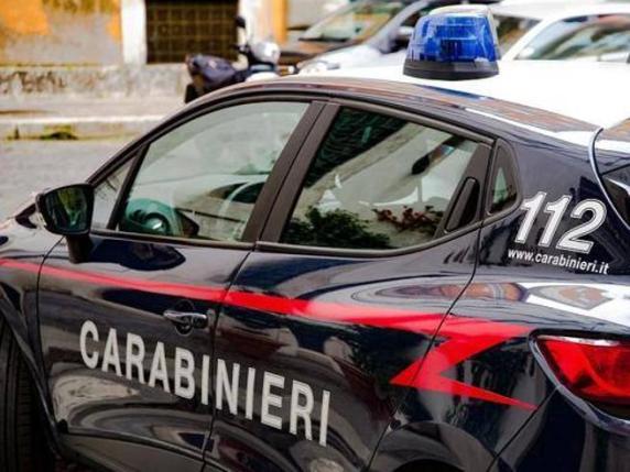 Latitante «tradito» dal compleanno della moglie: arrestato dai carabinieri a Varcaturo