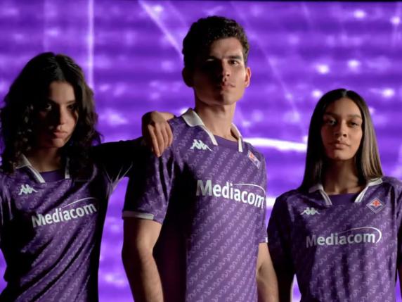 La Fiorentina presenta la nuova maglia: il ritorno del colletto e il giglio come il Dna