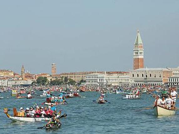 Vogalonga a Venezia, settemila in barca a remi contro il moto ondoso