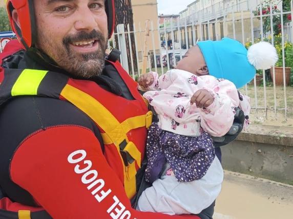 Giorgio, il vigile del fuoco milanese che ha salvato una neonata dall'acqua: «Ora staffetta di solidarietà per la Romagna»