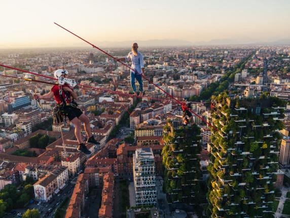 Il funambolo torinese Andrea Loreni «passeggia» tra Bosco Verticale e grattacielo Unicredit a Milano