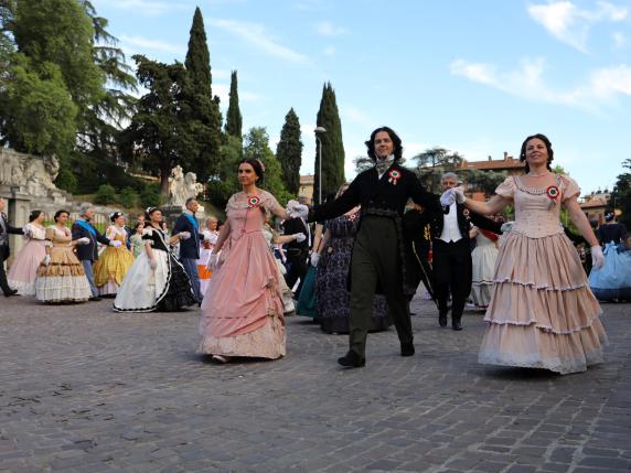 Al «Gran ballo» d’Italia: Valzer, mazurke e quadriglie in piazza Carducci