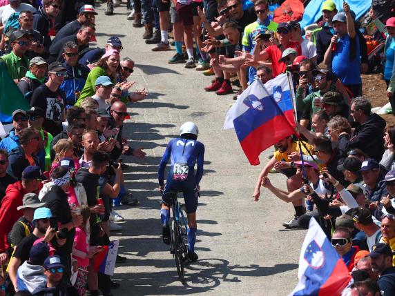 Spectators cheer as Movistar Team's US rider William Barta competes during the twentieth stage of the Giro d'Italia 2023 cycling race, a 18.6 km individual time trial between Tarvisio and Monte Lussari on May 27, 2023. (Photo by Luca Bettini / AFP)