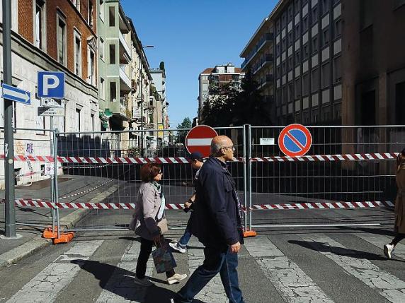 L'incendio di Porta Romana a Milano, «emergenza finita» in via Pier Lombardo. Inizia l’asfaltatura della strada