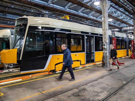 L'arrivo nel deposito di Atm del nuovo tram che entrerà in servizio in primavera