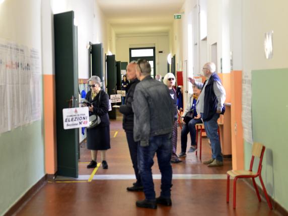 I ballottaggi in Lombardia, alle 12 affluenza all'11,1%. Si vota fino alle 23. Urne aperte anche lunedì
