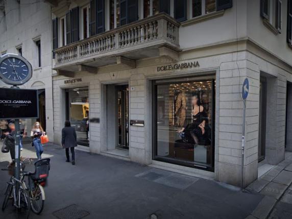 Via Monte Napoleone, rubano borsa con 16mila euro in contanti a una turista: bloccate e denunciate