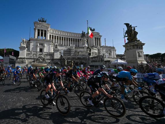Giro d'Italia a Roma, grande festa sul maxi circuito ma tutto attorno disagi per il traffico. Dopo le 18 il Presidente Mattarella premia la maglia rosa