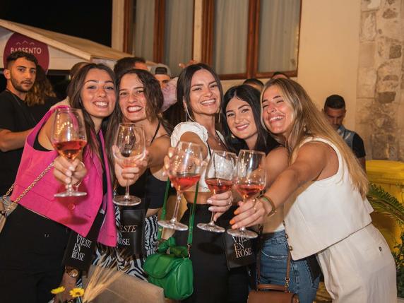 «Vieste en rose», l'1 giugno sul Gargano si brinda con i vini rosati di tutta Italia