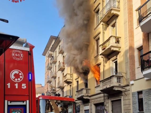 Torino, incendio in un appartamento in via Cigna: evacuate 8 persone