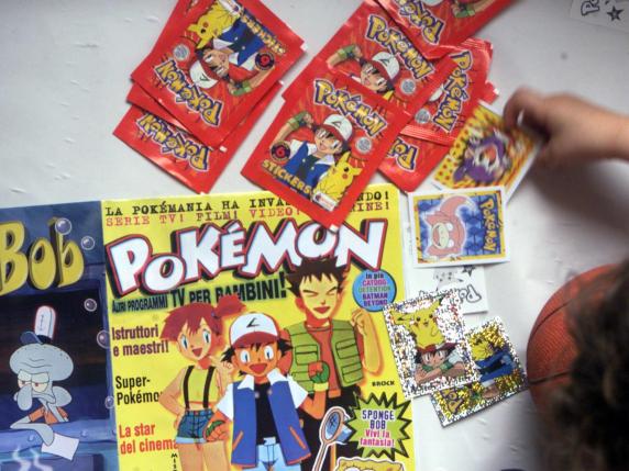 Le carte Pokémon da 19 mila euro comprate (sul web) con soldi falsi: la truffa in un bar di Milano