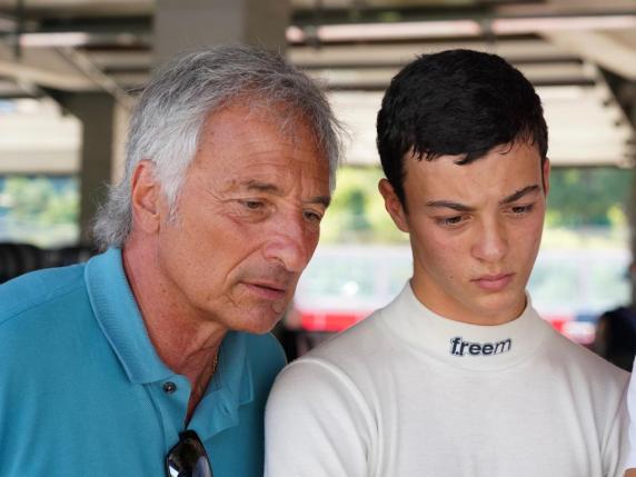 Riccardo Patrese e il figlio Lorenzo campione senza patente: «Niente F1, per lui sogno la vittoria alla 24ore di Le Mans»